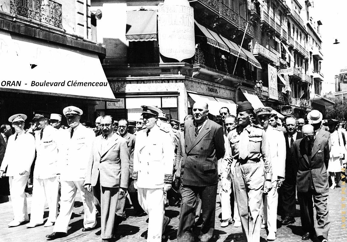 Oran - Boulevard Clemenceau - Defile des Autorites.jpg